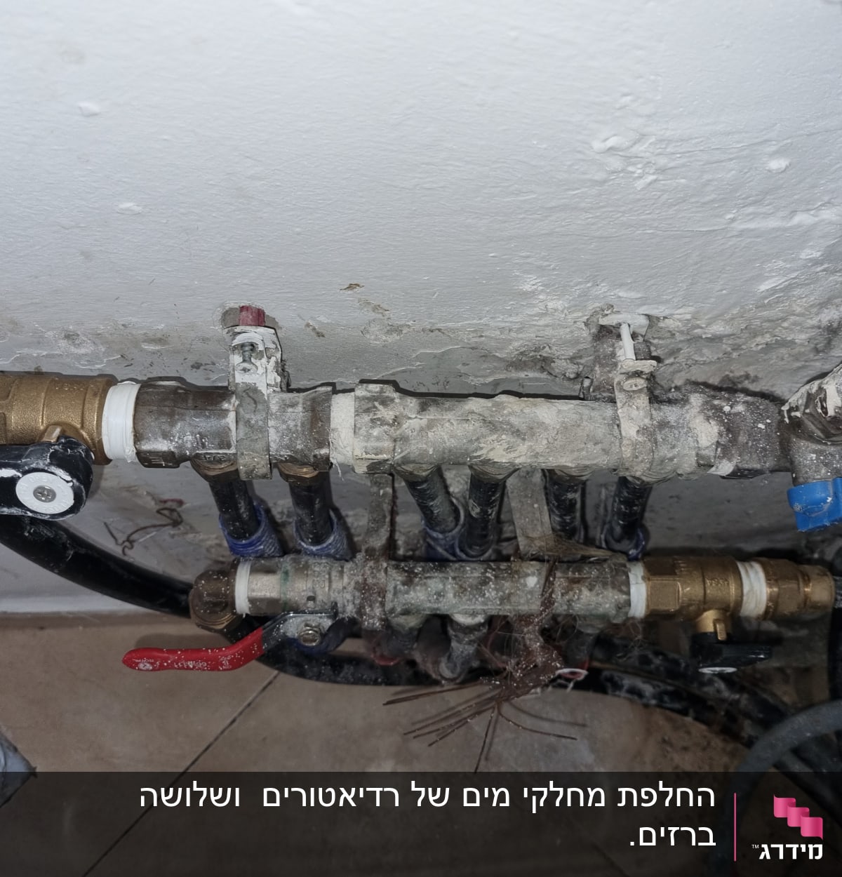 צינורות מים עם ברזים וחיבורים מתכתיים